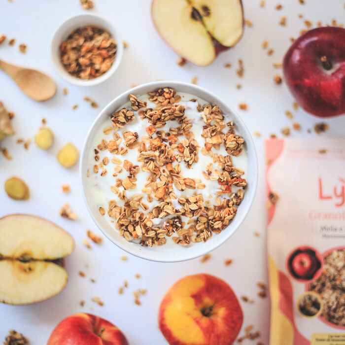 Granola con latte e frutta intorno Lysa